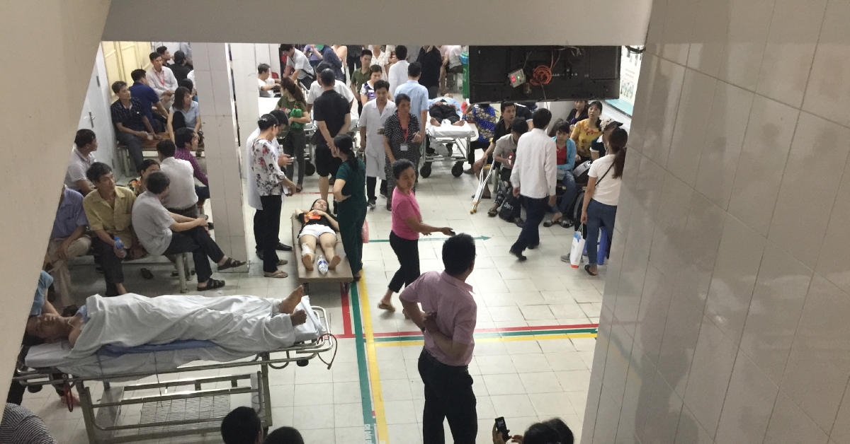 Cảnh đông đúc tại sảnh chờ khám của một bệnh viện tại Hà Nội